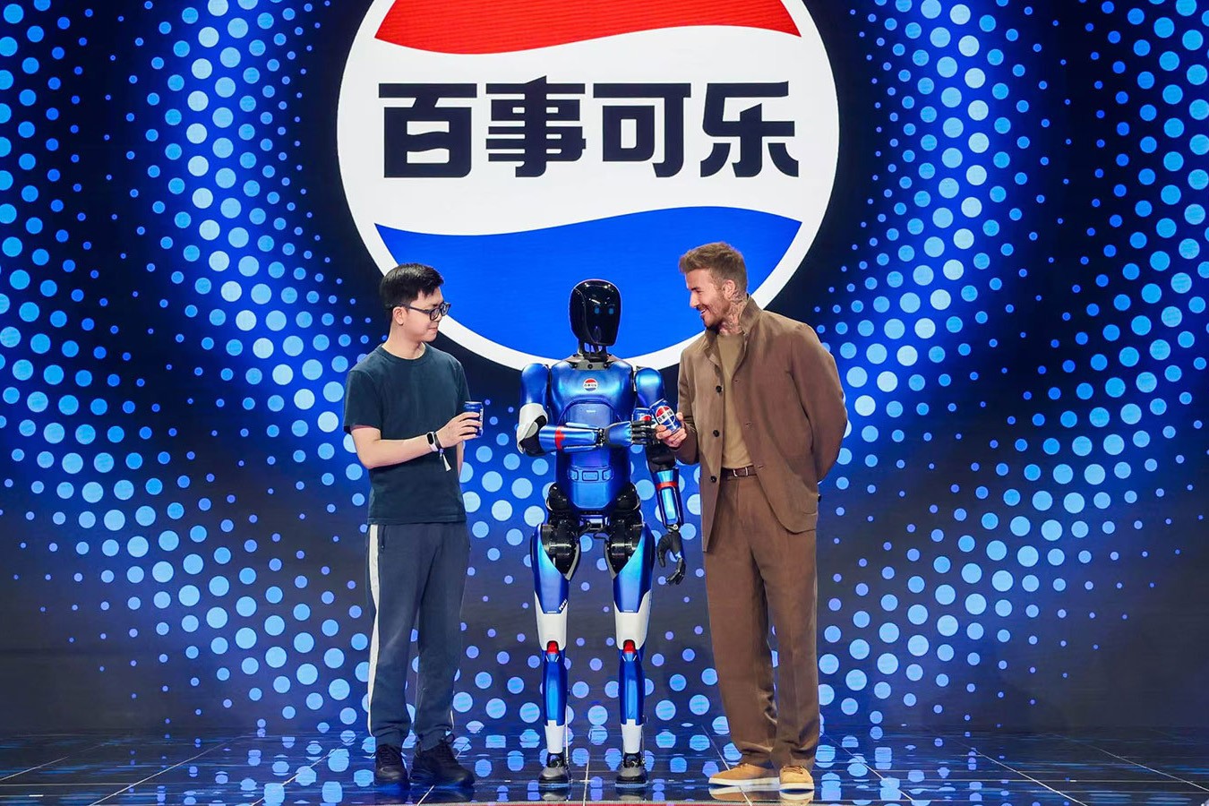 银河集团机器人携手百事中国共创“百事蓝宝” 共燃渴望新章